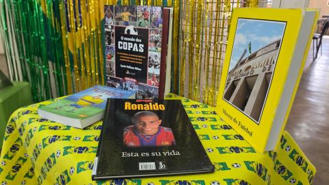 Biblioteca Municipal cria ponto para troca de figurinhas da Copa do Mundo 2026