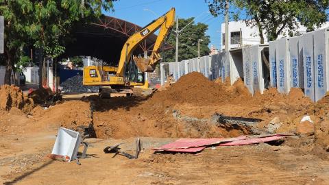Prefeitura inicia instalação de aduelas de concreto em obra antienchente na Avenida do Povo