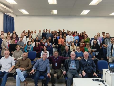 Profissionais de saúde bucal passam por aprimoramento em curso promovido pela Unitau