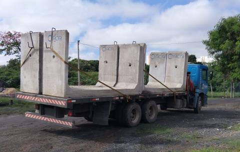 Prefeitura fornece 20 aduelas de concreto para reconstrução de ponte na região do Pinheirinho