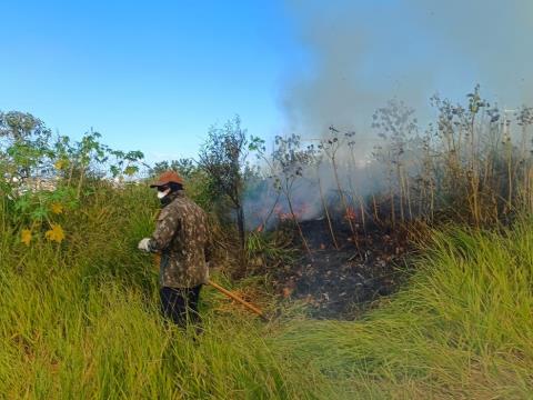 Queimada de grandes proporções entre Jardim do Lago e Estoril mobiliza agentes da Defesa Civil e Bombeiros