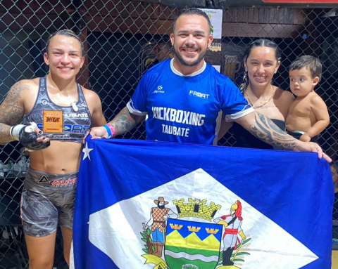 Atleta de Taubaté, Monique Adriane ganha medalha de ouro em evento de MMA em Caraguatatuba
