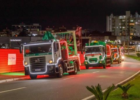 Caminhões de limpeza pública realizam carreata de Natal nesta quinta (18)