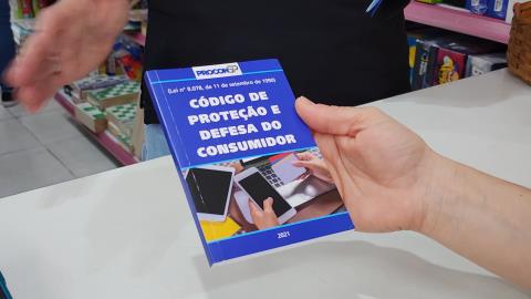 Procon Taubaté orienta comerciantes sobre a disponibilização do Código de Defesa do Consumidor