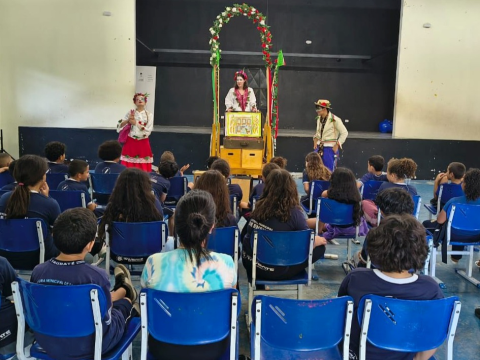 Escola municipal no São Gonçalo recebe apresentação teatral gratuita