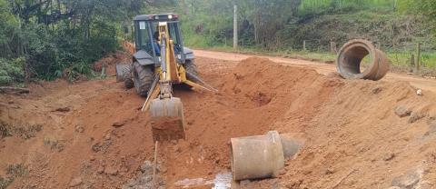 Prefeitura avança com obras de drenagem em estrada rural do Barreiro