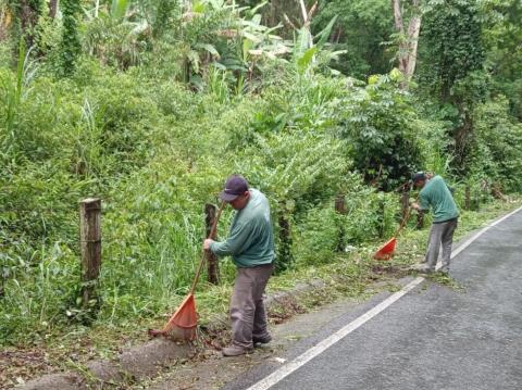 Prefeitura realiza serviços de roçada na Estrada do Macuco, zona rural de Taubaté
