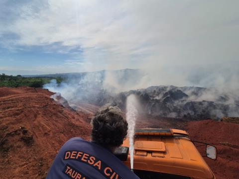 Defesa Civil utiliza 6 mil litros de água em combate a incêndio no aterro do Una