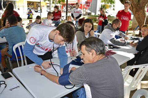 Prefeitura realiza ações de saúde em conjunto com a Unitau na Praça Dom Epaminondas