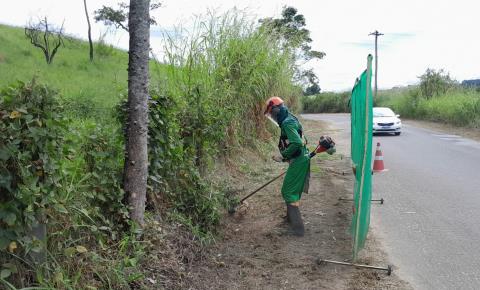 Prefeitura inicia roçada na estrada Geraldo Cursino de Moura, zona rural do município