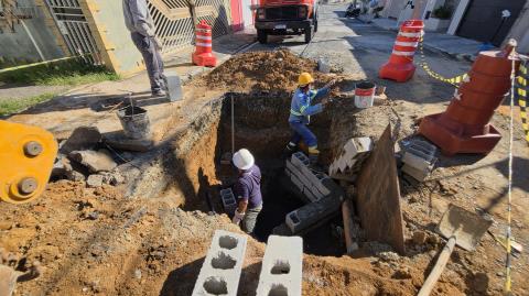 Secretaria de Obras realiza ações de manutenção nas tubulações de águas pluviais de diversos bairros