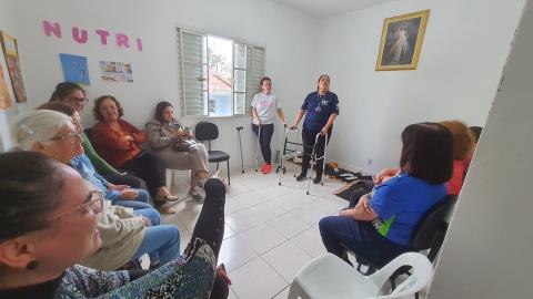 Secretaria de Saúde realiza oficina de prevenção de quedas para idosas da Casa João Paulo II