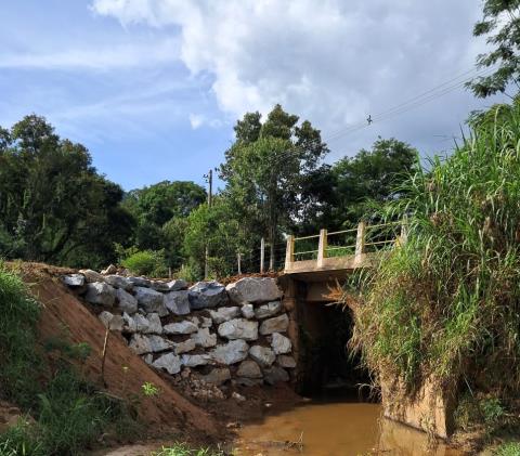 Ponte em estrada do Macuco recebe ações de manutenção e recuperação
