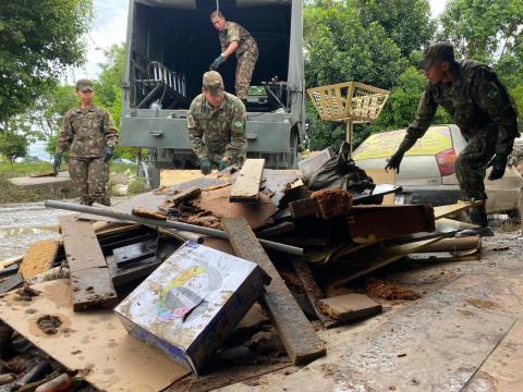 Taubaté recebe apoio do Exército em ações de limpeza após fortes chuvas