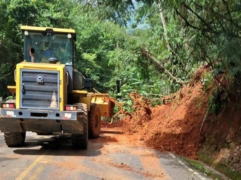 Equipes da Secretaria de Obras realizam serviços emergenciais e de manutenção nas estradas rurais