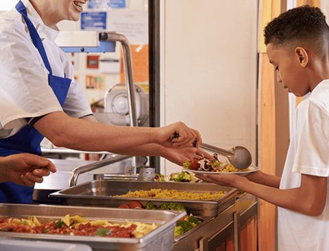 cozinhas-escolares-merendeira-servindo-aluno