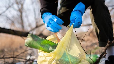 homem-coletando-garrafas-de-plastico-espalhadas-chao