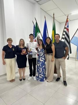 Aluno da EMEB “Professor Raul de Paiva Castro” é homenageado como melhor estudante do 9º ano