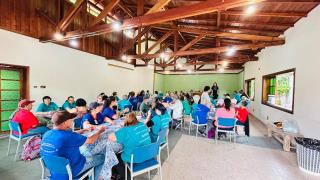 Participantes do grupo Feliz Idade participam de bingo