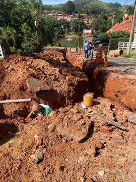 Obras na Rua Oscar Godoy Moreira avançam com substituição da rede de drenagem