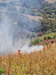 Defesa Civil e comunidade controlam incêndio no bairro da Moenda (2)