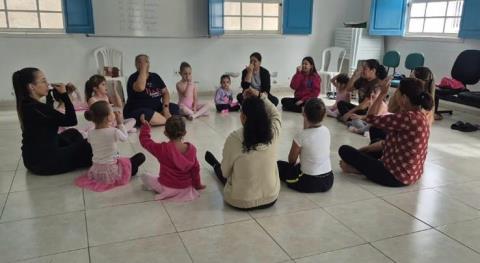 Encerramento das atividades de Ballet celebra integração entre alunas e famílias (1)