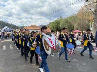 Fanfarra da Escola Raul de Paiva Castro encanta público na 30ª Festa do Morango (2)