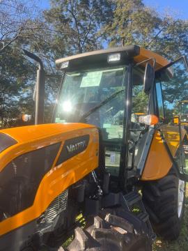 Monte Alegre do Sul recebe novo trator agrícola