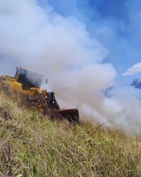 Defesa Civil e comunidade controlam incêndio no bairro da Moenda (1)