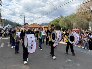 Fanfarra da Escola Raul de Paiva Castro encanta público na 30ª Festa do Morango (3)