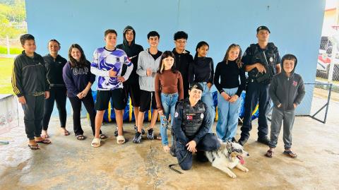 Crianças e adolescentes do Projeto Movimenta Suas têm dia especial com atividades e apresentação do canil da GCM (3)