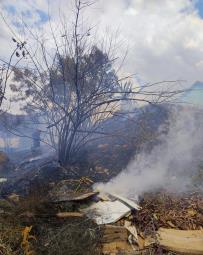 Defesa Civil controla foco de incêndio no Jardim Menino Jesus (2)