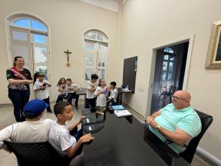 Alunos da EMEF Profª Esther Silva Valente visitam o Paço Municipal (3)