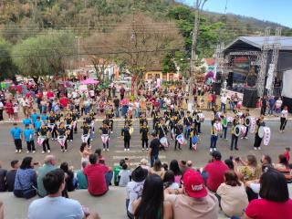 Fanfarra da Escola Raul de Paiva Castro encanta público na 30ª Festa do Morango
