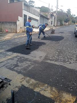Prefeitura realiza ação de tapa-buracos em diversos pontos da cidade (1)