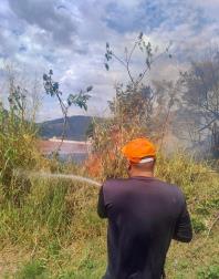 Defesa Civil controla foco de incêndio no Jardim Menino Jesus (3)