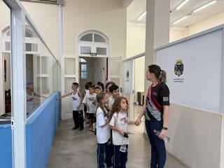 Alunos da EMEF Profª Esther Silva Valente visitam o Paço Municipal (4)