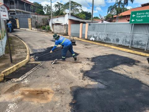 Prefeitura realiza ação de tapa-buracos no Distrito de Mostardas (1)