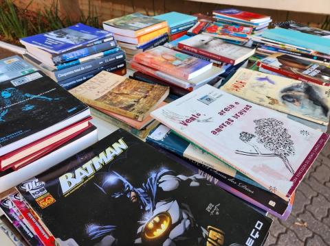 PRAÇA DA MATRIZ RECEBE NOVA EDIÇÃO DA FEIRA DE TROCA DE LIVROS PROMOVIDA PELA BIBLIOTECA MUNICIPAL “BRIGADEIRO JORDÃO”