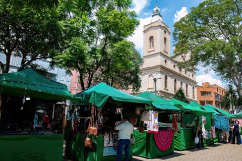 FEIRA DE ARTESANATO NA PRAÇA DA MATRIZ MOVIMENTA CULTURA, ECONOMIA CRIATIVA E CELEBRA IDENTIDADE TATUIANA