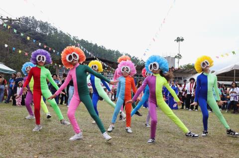 Bailarinas da Escola de Dança Rafaela Ribeiro se apresentam para o público da festa