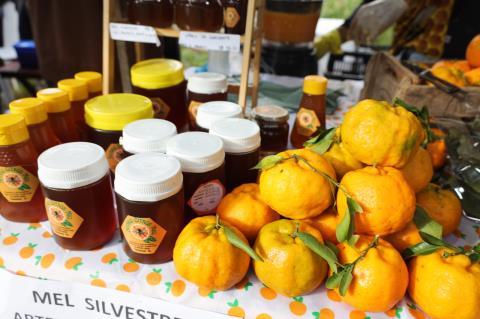 Produtos à base de ponkan para exposição e venda durante o evento, no Nikkei Club