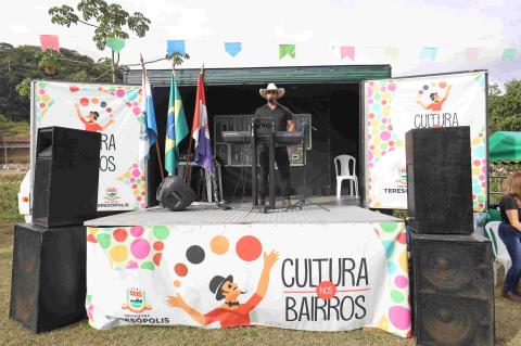 Músico Fábio Lima se apresentou no caminhão palco da Secretaria de Cultura, no domingo