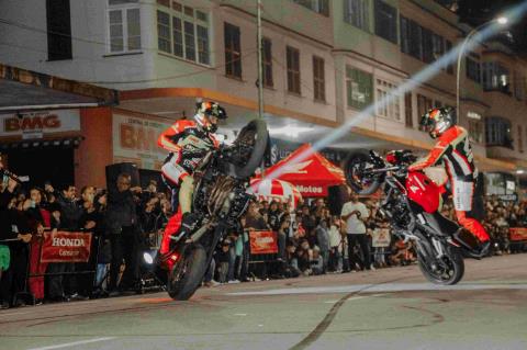 Serão exibidas mais de 50 manobras diferentes, com muitos efeitos especiais, explosões, moto lança-chamas, derrapagens, pirâmides e saltos em arcos de fogo