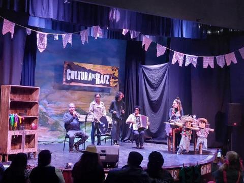 Claret Hannas, Ivania Souza, Victor da Silva e a professora Irene Mendonça da Sanfona tocam Parabéns para Teresópolis, , com apresentação de Sandra Saan_crédito Silvia Pimentel