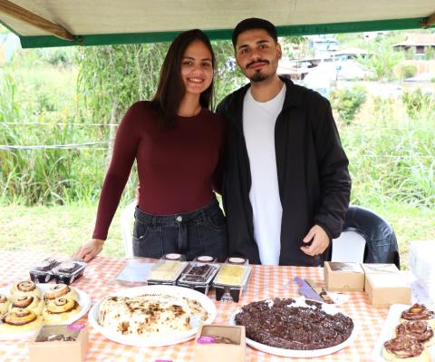 Lívia e João, expositores da Festa da Ponkan, destacam a oportunidade de divulgar seus produtos