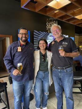 Victor, do grupo Petrópolis; Nina Benedito, sec de turismo; e Rüdiger Görtz, mestre cervejeiro
