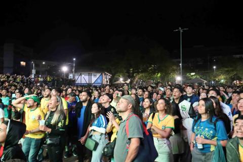 Torcedores na Praça Olímpica_crédito Roberto Ferreira