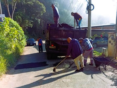 Operação tapa-buracos na Estrada Pedro Eleutério de Oliveira, no Fischer 1_Divulgação