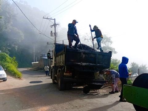 Operação tapa-buracos na Estrada Pedro Eleutério de Oliveira, no Fischer 2_Divulgação